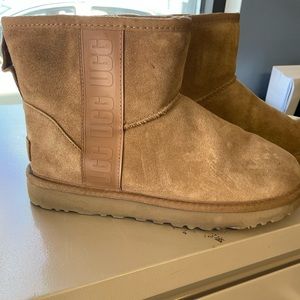 UGG MINI SIZE 7